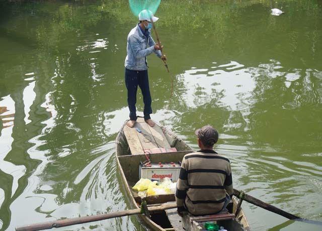 Người[-]thả[-]cá,[-]người[-]chờ[-]sẵn...[-]chích[-]điện[-]vợt[-]cá!